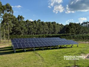 campo con panel solar de villa del mar